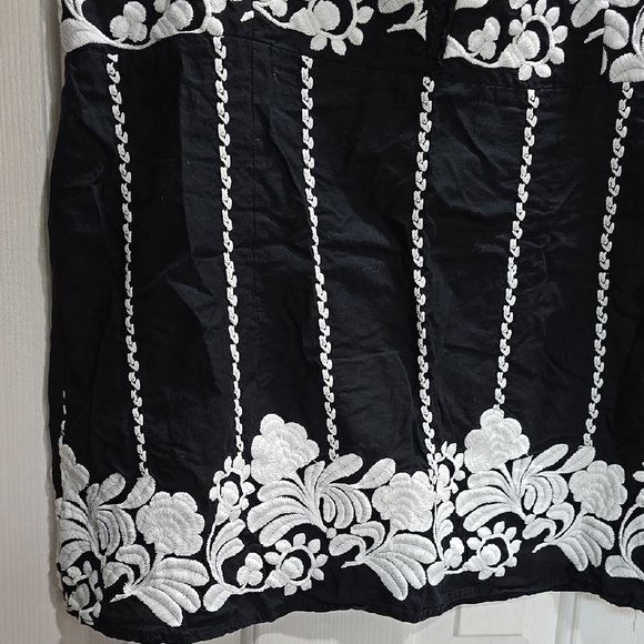 Black and White Floral Embroidered Top - Picture 6 of 11